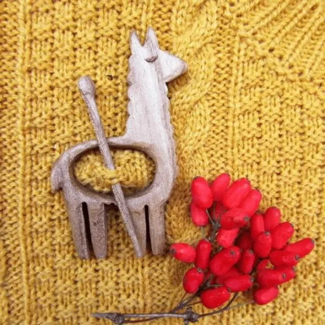 Stylish wooden brooch suitable for sweaters - several different versions of Kelechi