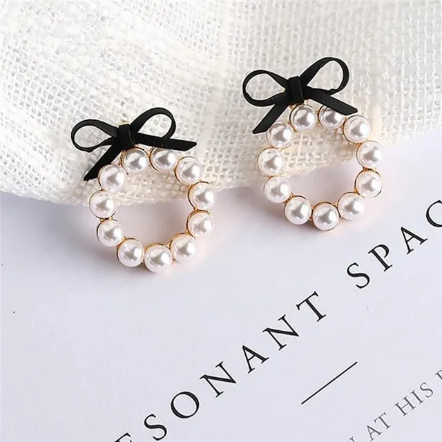 Bead earrings with bow