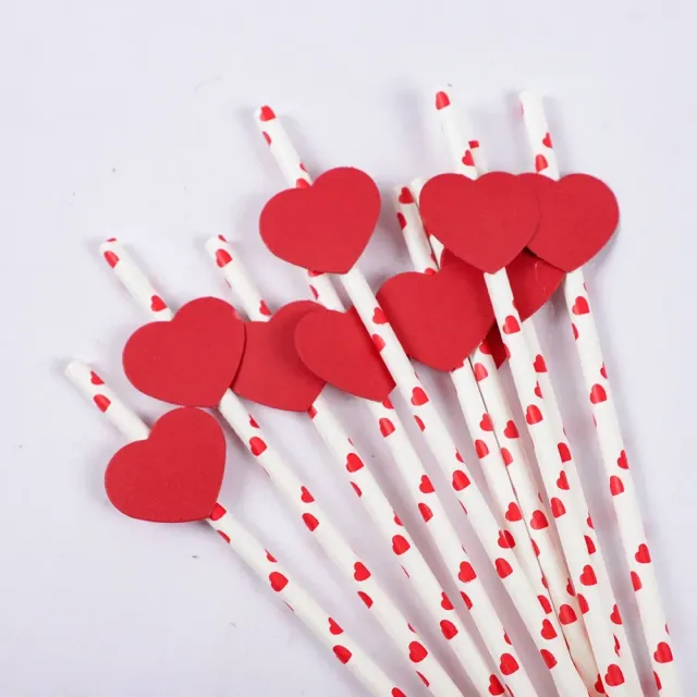 20 ks valentýnských papírových párty brček zdobených srdíčkem