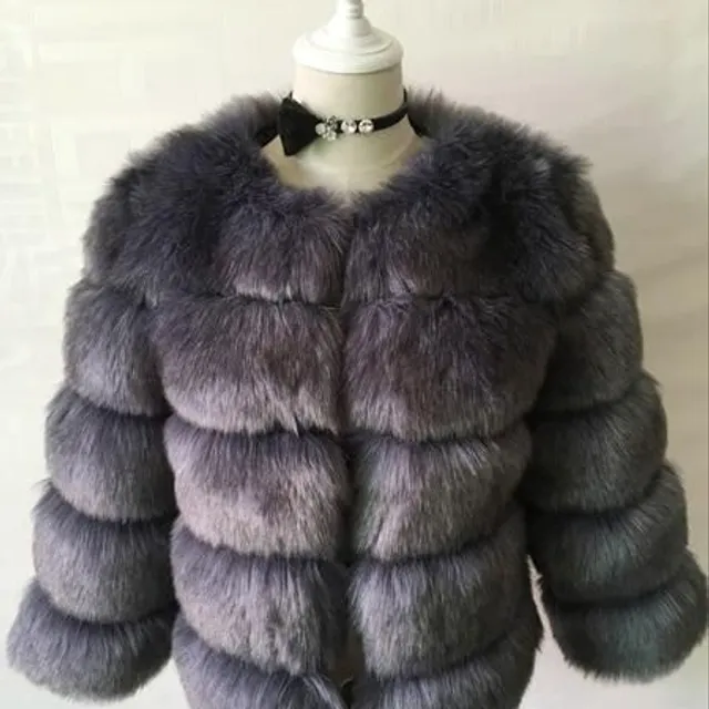 Elegant short faux fur coat