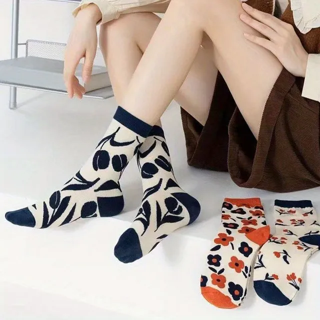 Comfortable and breathable socks with floral pattern - 3 pairs