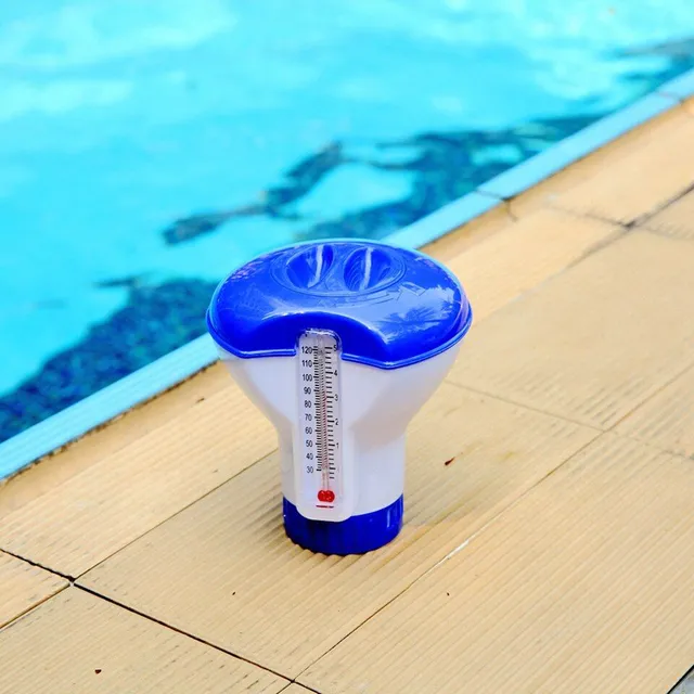 Hőmérővel ellátott klórtabletták úszómedencéje