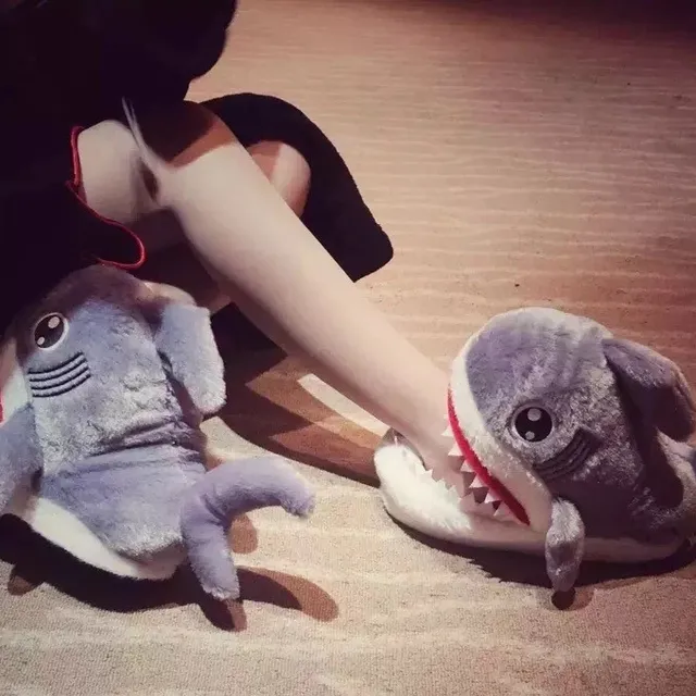 Women's shark-shaped slippers