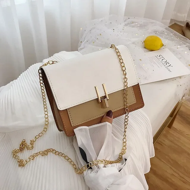 Malá kožená crossbody kabelka so zlatou retiazkou