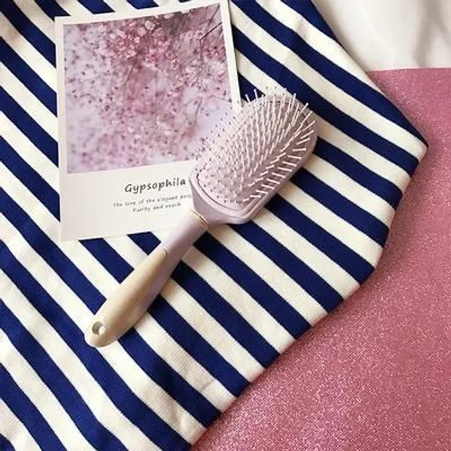 Růžový lila plastový masážní kartáč na vlasy