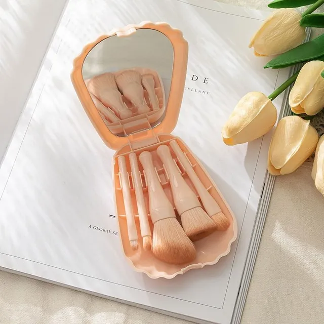 Finom kozmetikai kefék tervezési készlete praktikus csomagolásban, tükrös héjformával