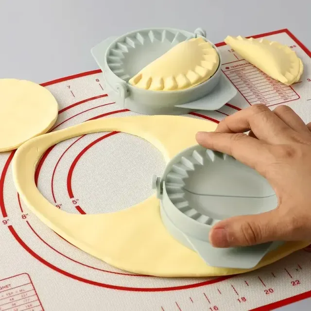 Manual machine for making dumplings and ravioli - kitchen tool for easy and fast creation of perfect dumplings and ravioli