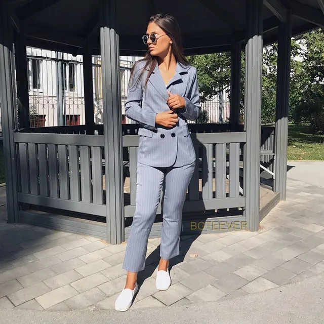 Costum feminin casual-formal elegant cu sacou și pantaloni