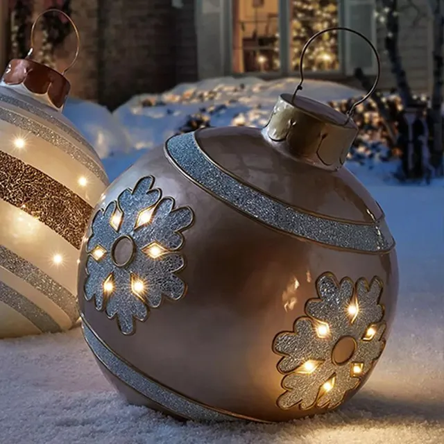 Dekoratív karácsonyi gömbök kerti dekorációhoz