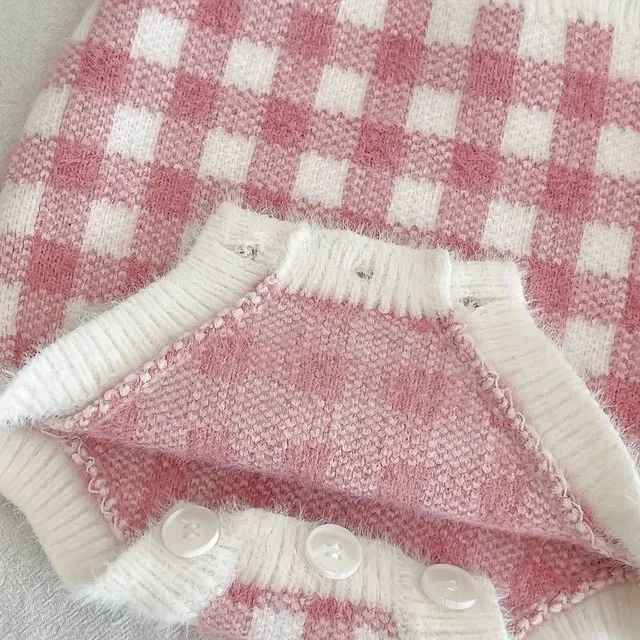 Girl plaid sweater and overal for newborns and toddlers in autumn/winter