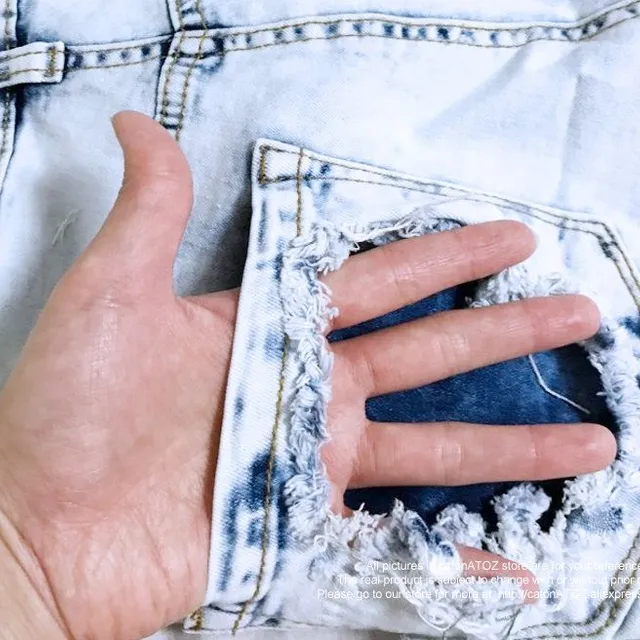 Dámské roztřepené džínové šortky s dírami v kapsách