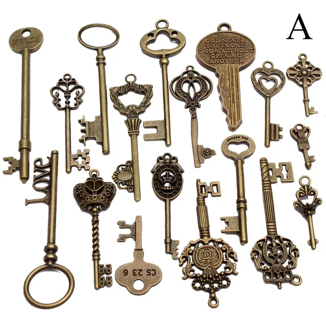 Sada starožitných bronzových klíčů
