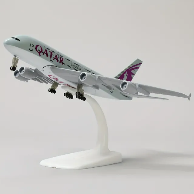 Model de colecție al avionului Airbus A380 al companiei Qatar Airways la scară 1:300