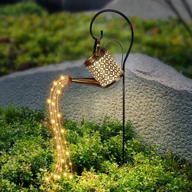 Designová zahradní dekorace konvičky se světelným vodopádem - solární nabíjení