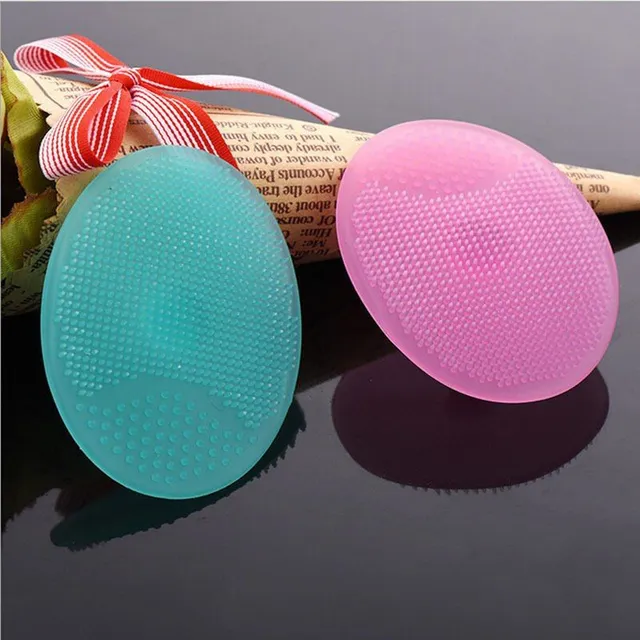 Silicone sponge for cleaning the skin