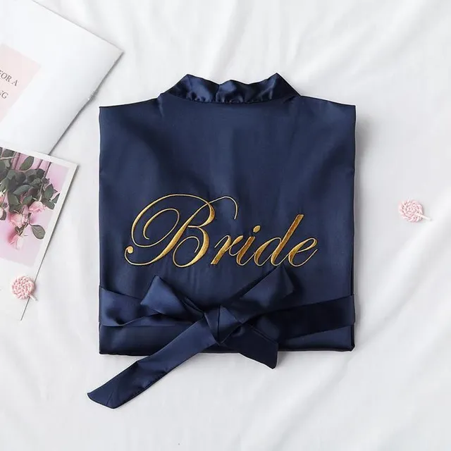 Egyszerű szatén köntös menyasszony és koszorúslány feliratokkal