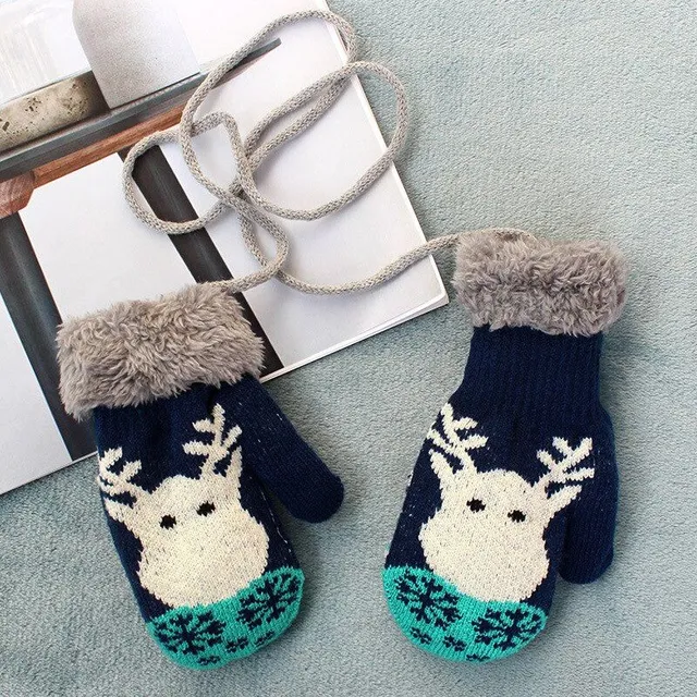 Children's warm mittens with reindeer motif