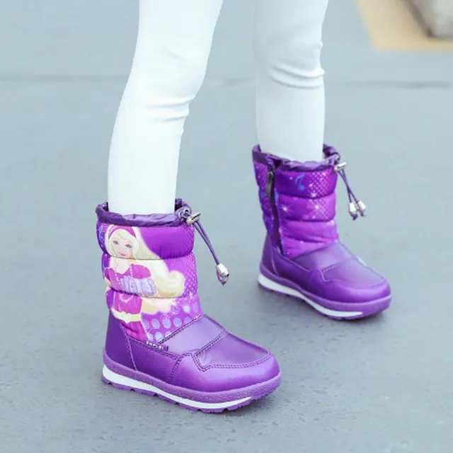 A lány téli cipője hercegnőmintával