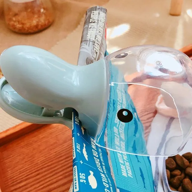 Cute duck shaped kibble scoop with a pin to close the bag Rainer