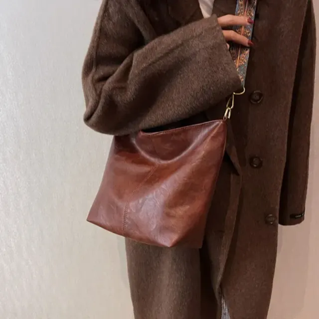 Vintage kožená kabelka přes rameno s širokým popruhem