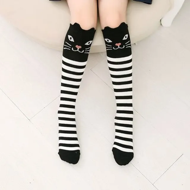 Gyermek aranyos hosszú zokni motívummal