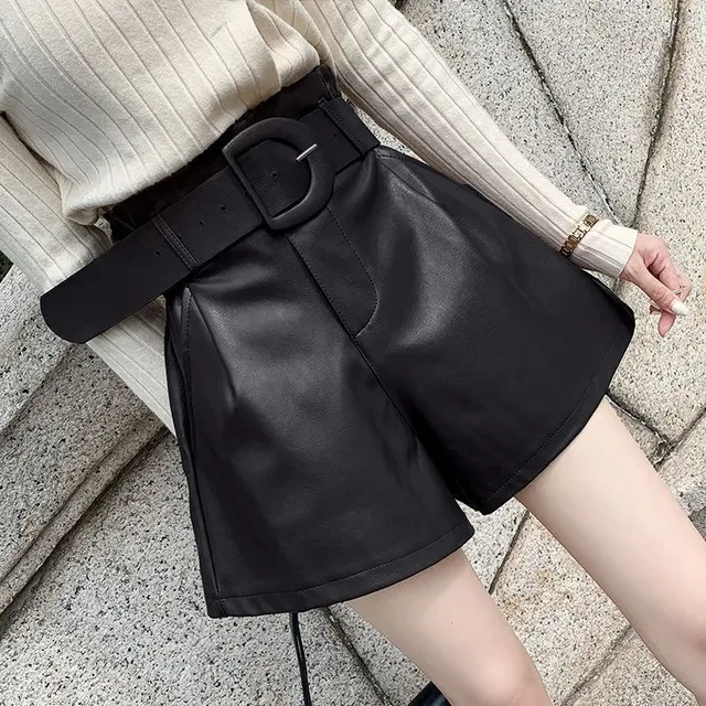 Shorts en simili cuir avec ceinture