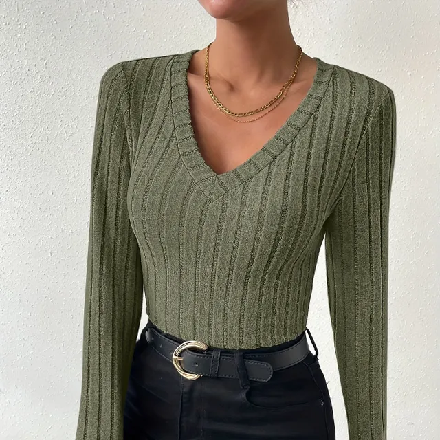 Women's T-shirt with V-neck and long sleeve made of ribbed knitwear - casual and comfortable top