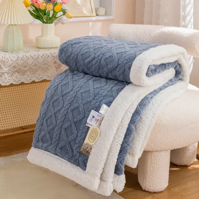 Warm and soft blanket made of wool and sherpa fleece, double-sided