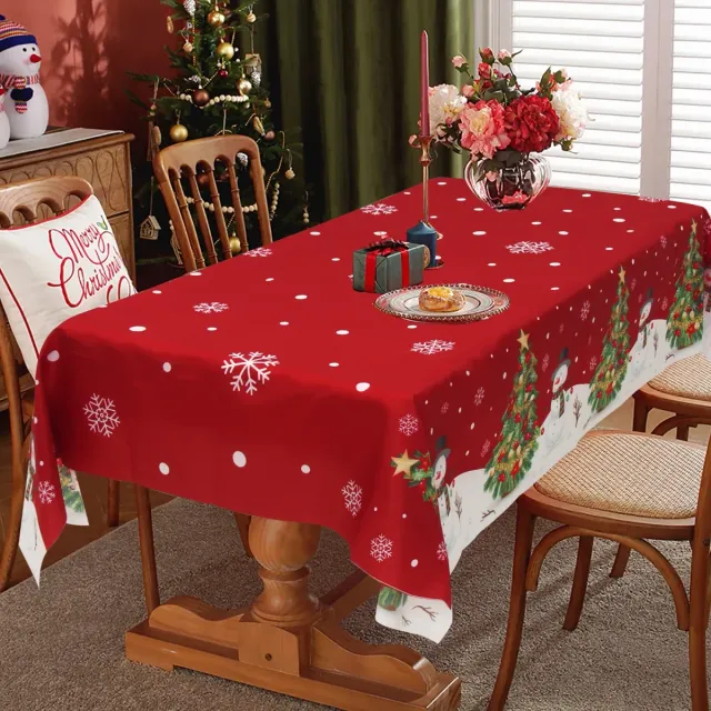 Cute tablecloth with Christmas motifs on the table - Two variants