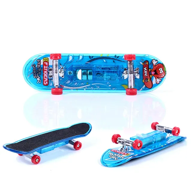 Set 2 mini skateboarduri luminoase pentru degete