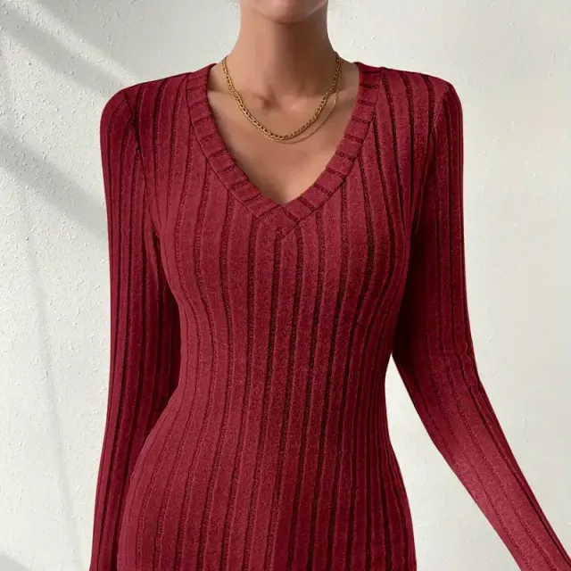 Women's T-shirt with V-neck and long sleeve made of ribbed knitwear - casual and comfortable top