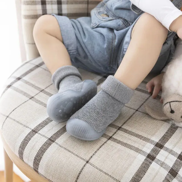 Socks for newborns and toddlers with soft sole, warm fleece and antislip properties for first steps