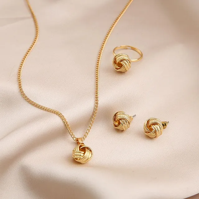 Moderná súprava dámskych šperkov v módnej zlatej farbe so zaujímavým dizajnom Luccy