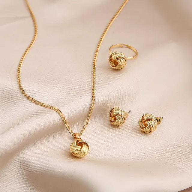 Modern ladies jewellery set in trendy gold colour with interesting Luccy design