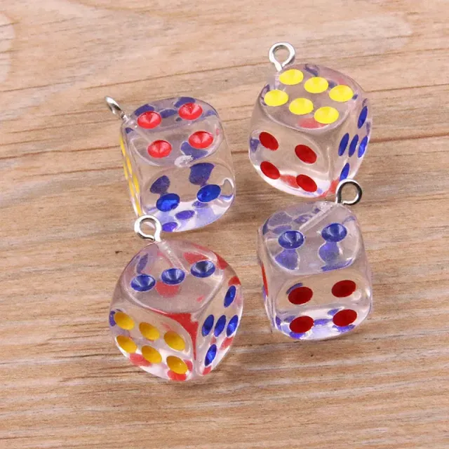 Pandantive stilizate în formă de cuburi de joc - mai multe variante de culori, 10 bucăți în pachet
