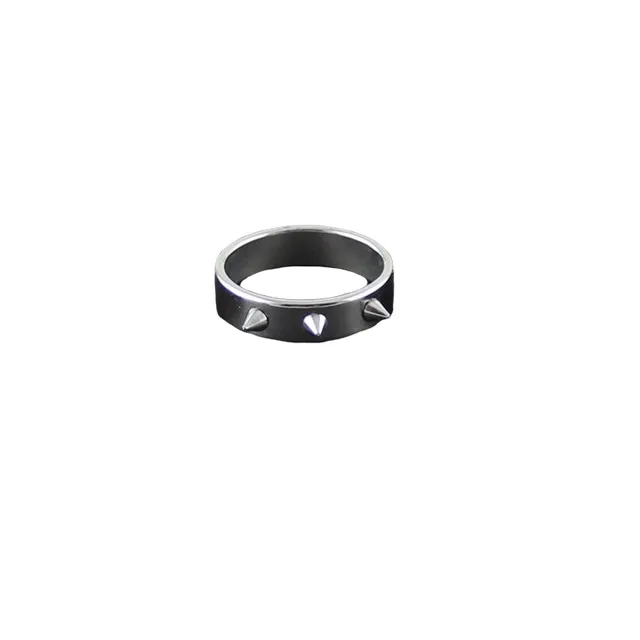 Ring with spikes for self-defense