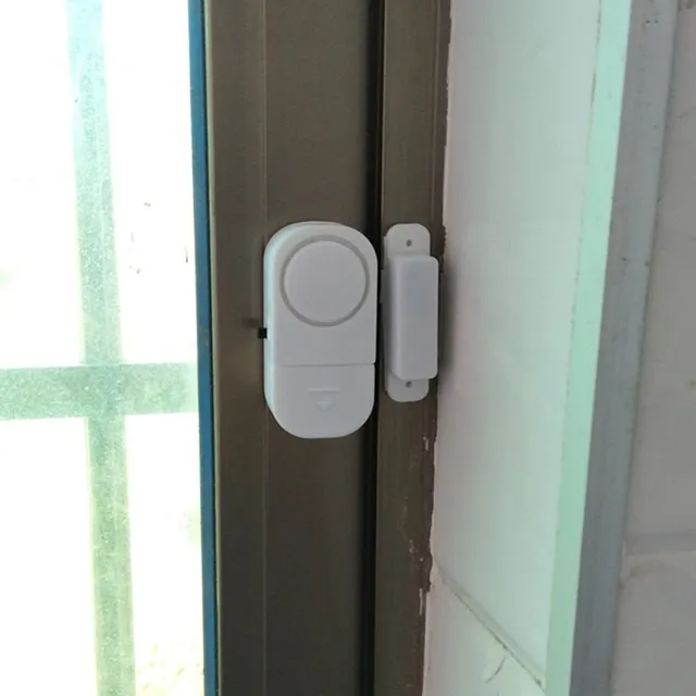 Elektronický alarm dverí a okien napájaný batériou