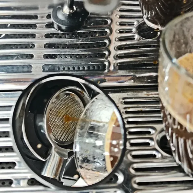 Univerzálne rotačné zrkadlo pre kávu s magnetickým uchytením pre dokonalé ovládanie mlieka šľahačkou