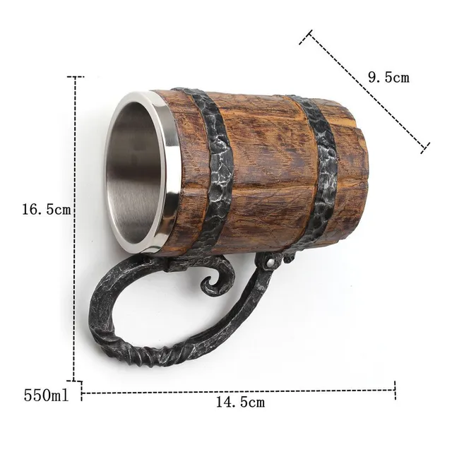 Dřevěný staromódní korbel s železným kováním