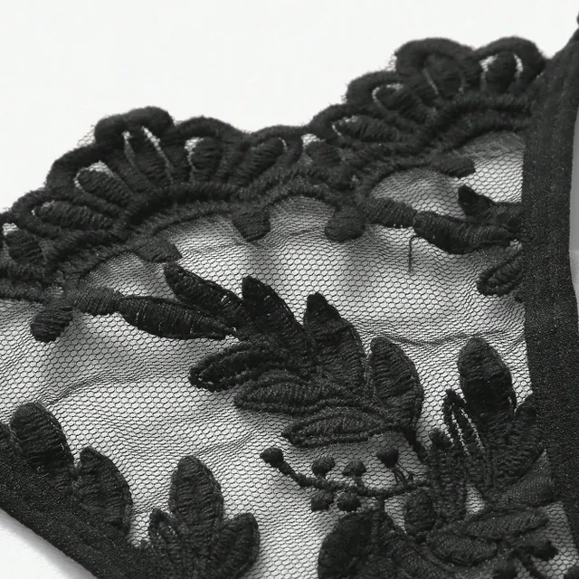 Elegant lace panties with bra with floral pattern