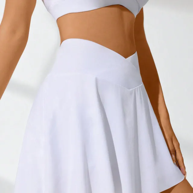 Tennis skirt with a wide ribbon in the waist and a volley line for active movement