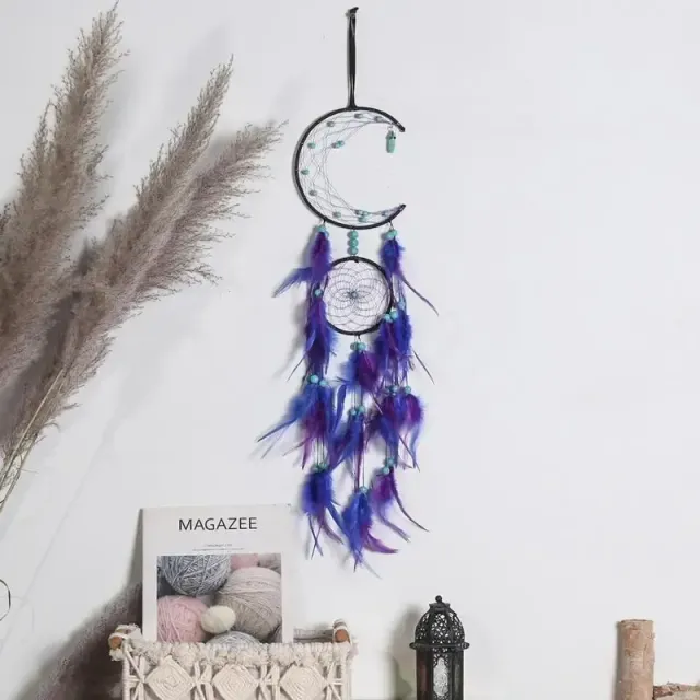 Designový ručně vyráběný lapač snů - ve tvaru měsíce, s peřím, laděný do fialové barvy