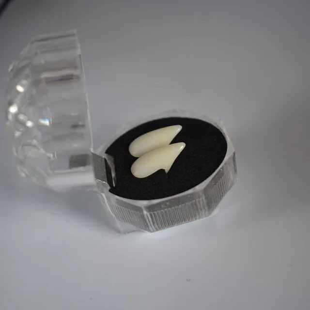 Artificial vampire teeth 1.7 cm