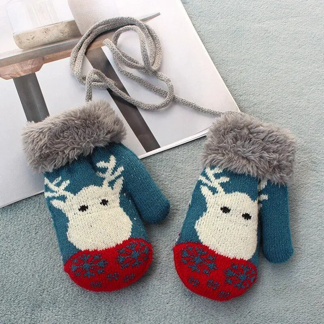 Children's warm mittens with reindeer motif