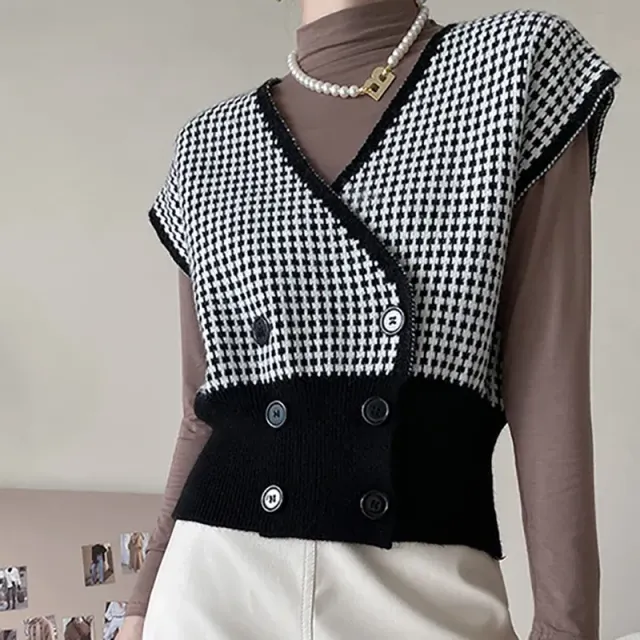 Autumn/winter women's plaid knitted vest with V-neck and double button fastening