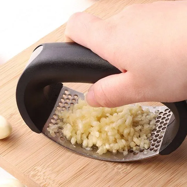 Hand-operated garlic presses