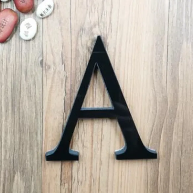 Ozdobná minimalistická jednobarevná písmena s lehkým odrazem pro zkrášlení domova