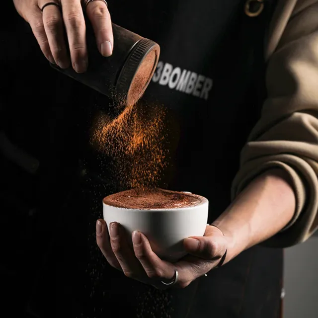 Jemný sítkový shaker na espresso a cukr s víkem pro dokonalou konzistenci a latte art