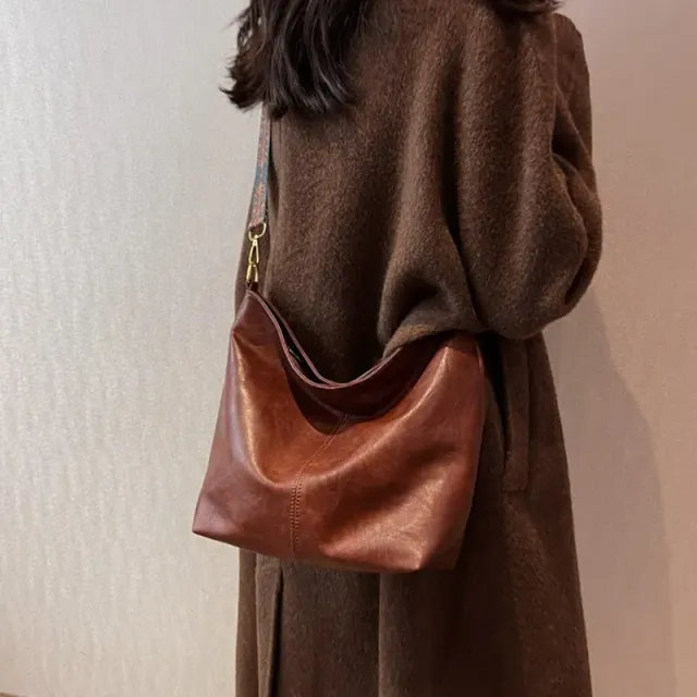 Vintage kožená kabelka přes rameno s širokým popruhem