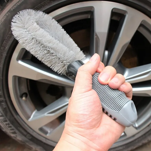 Tyre cleaning brush